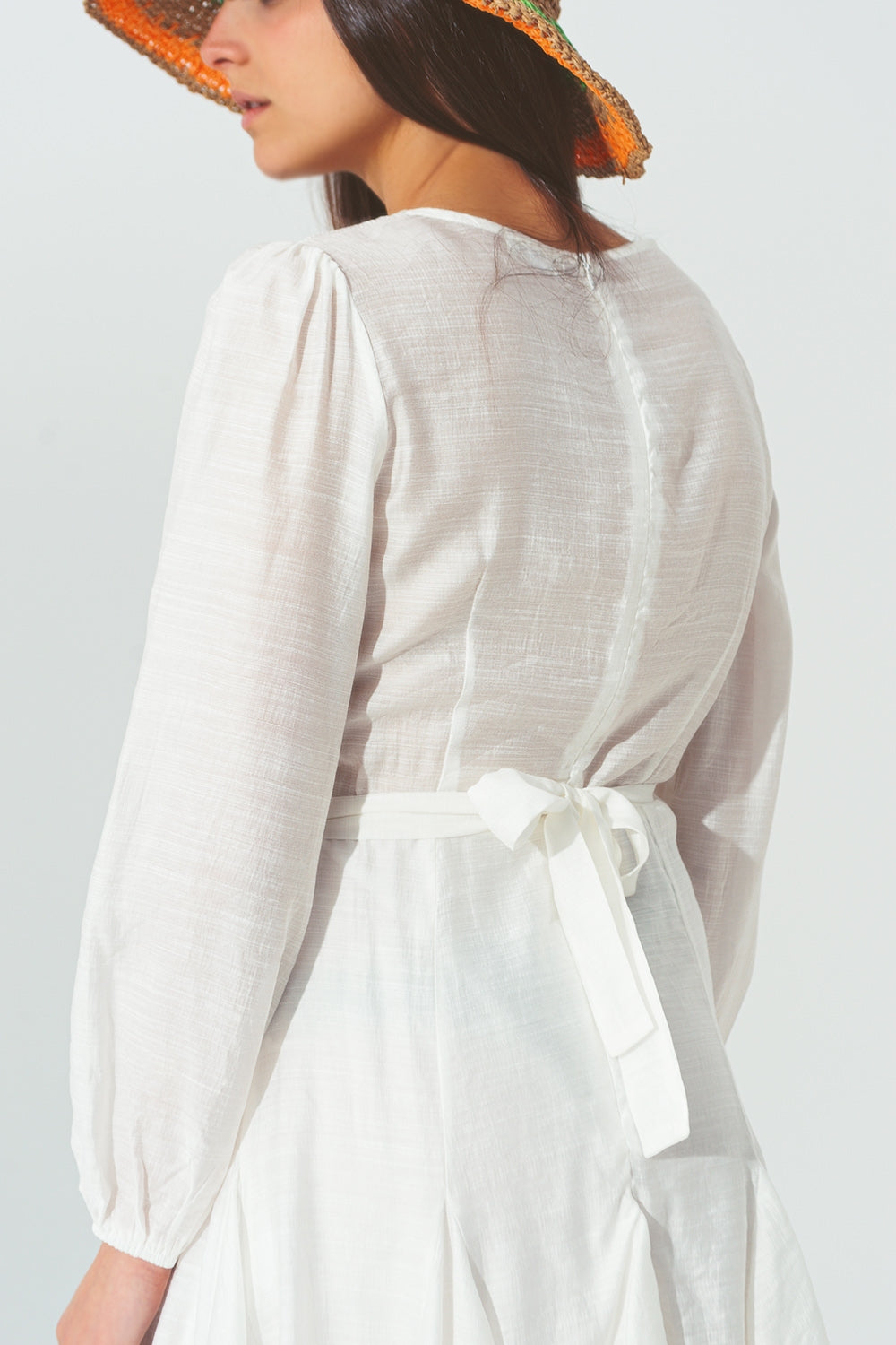 Vestido con Cuello en V con Volantes en Blanco