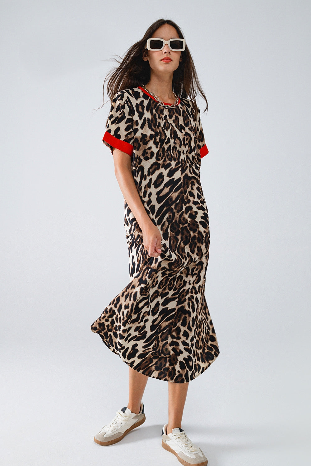 Vestido con estampado de leopardo y detalle de nudo delantero