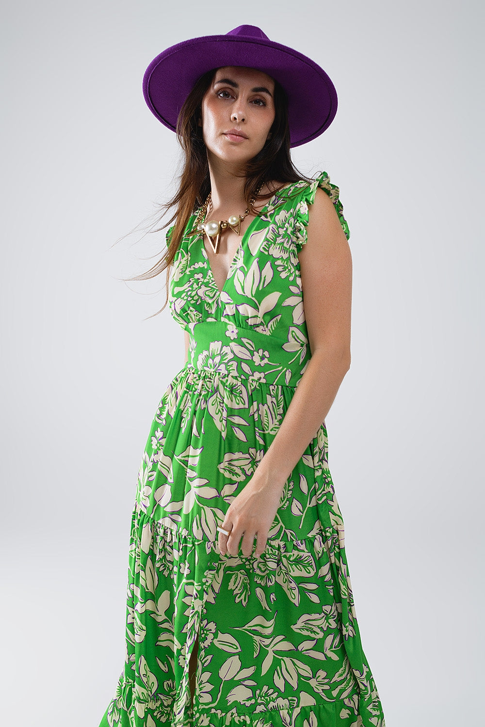 Vestido con estampado floral y cintura ceñida en verde