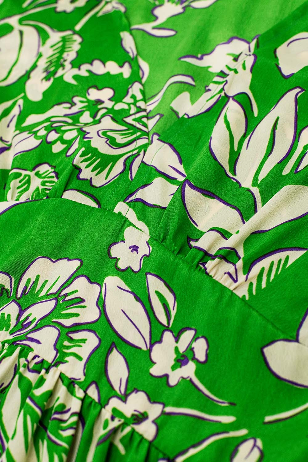 Vestido con estampado floral y cintura ceñida en verde