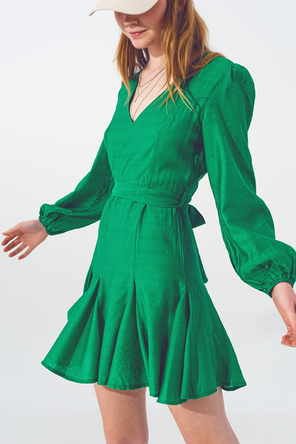 Vestido con volantes y escote en V en verde