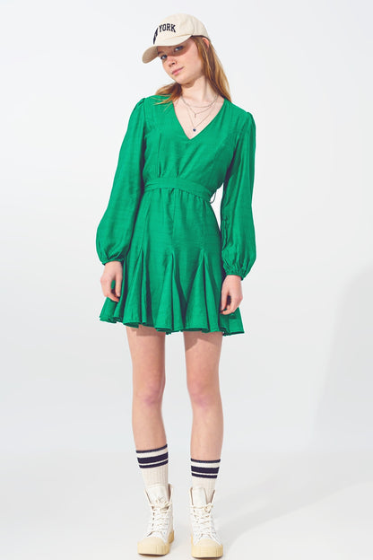 Vestido con volantes y escote en V en verde