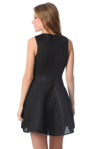 Vestido con vuelo de malla estilo rejilla en negro