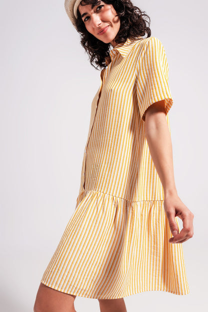 Vestido corto a rayas blancas y amarillas de corte amplio