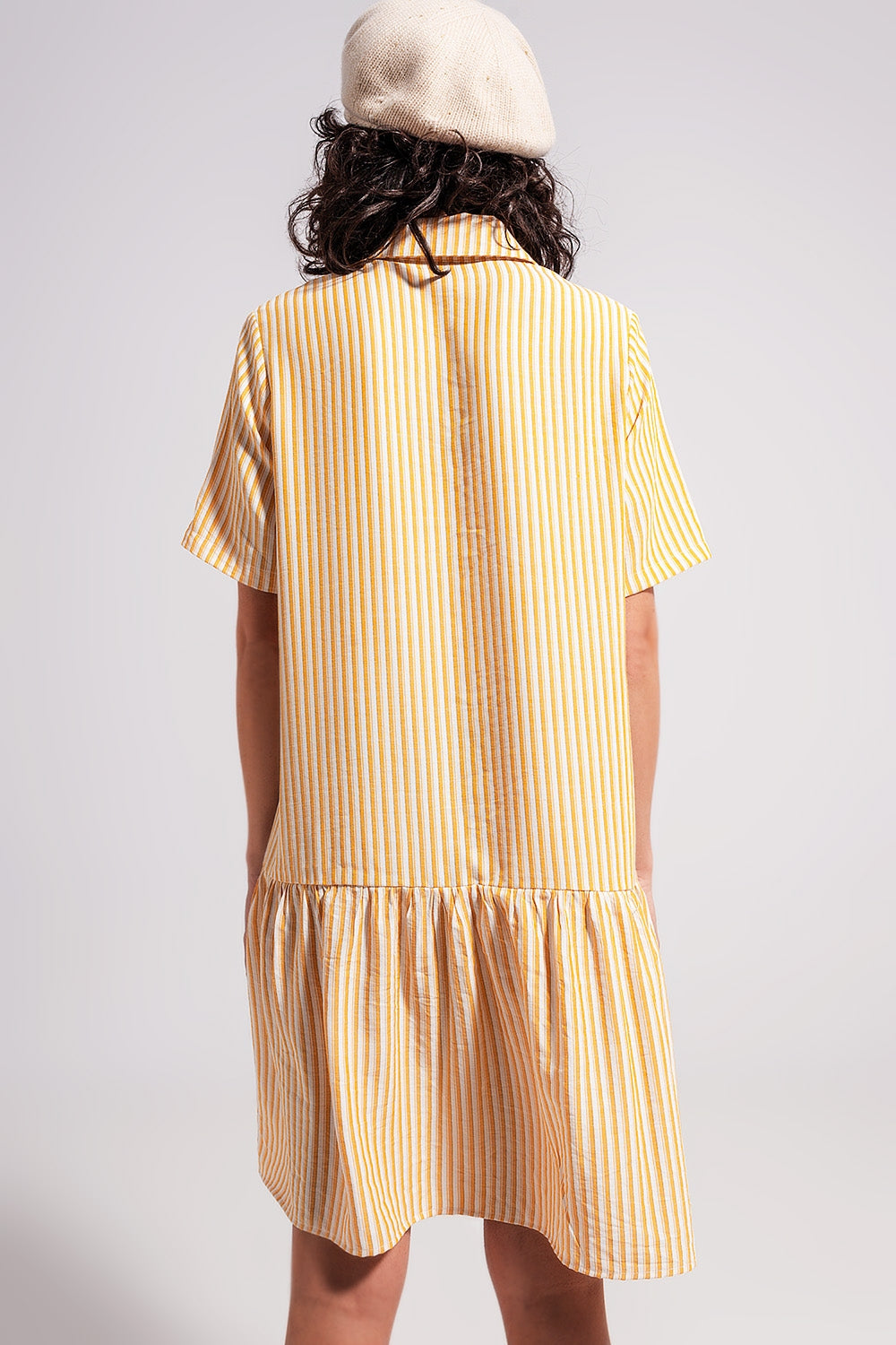 Vestido corto a rayas blancas y amarillas de corte amplio