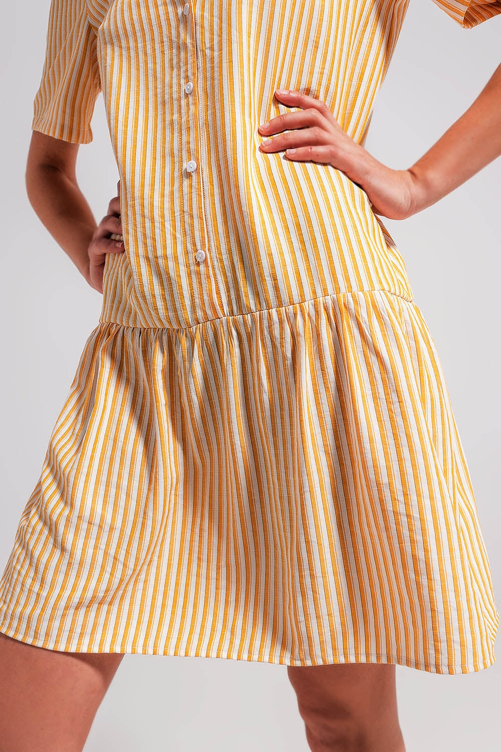 Vestido corto a rayas blancas y amarillas de corte amplio