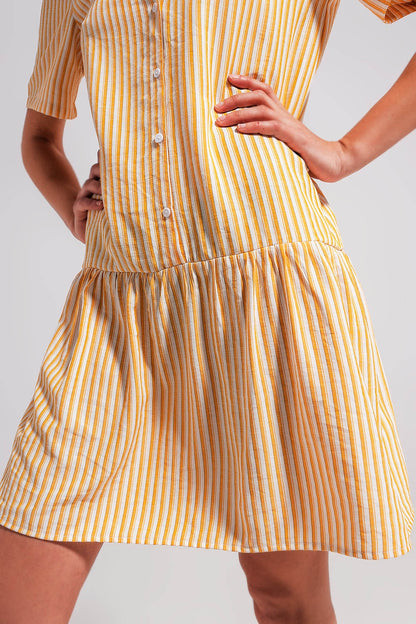 Vestido corto a rayas blancas y amarillas de corte amplio
