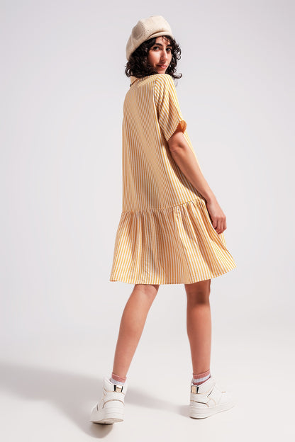 Vestido corto a rayas blancas y amarillas de corte amplio