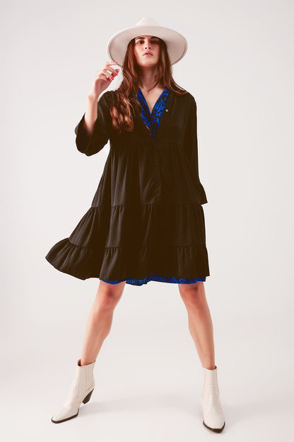 Q2 Vestido corto amplio con diseño escalonado en negro