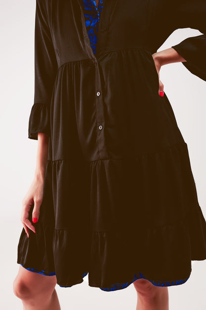 Vestido corto amplio con diseño escalonado en negro