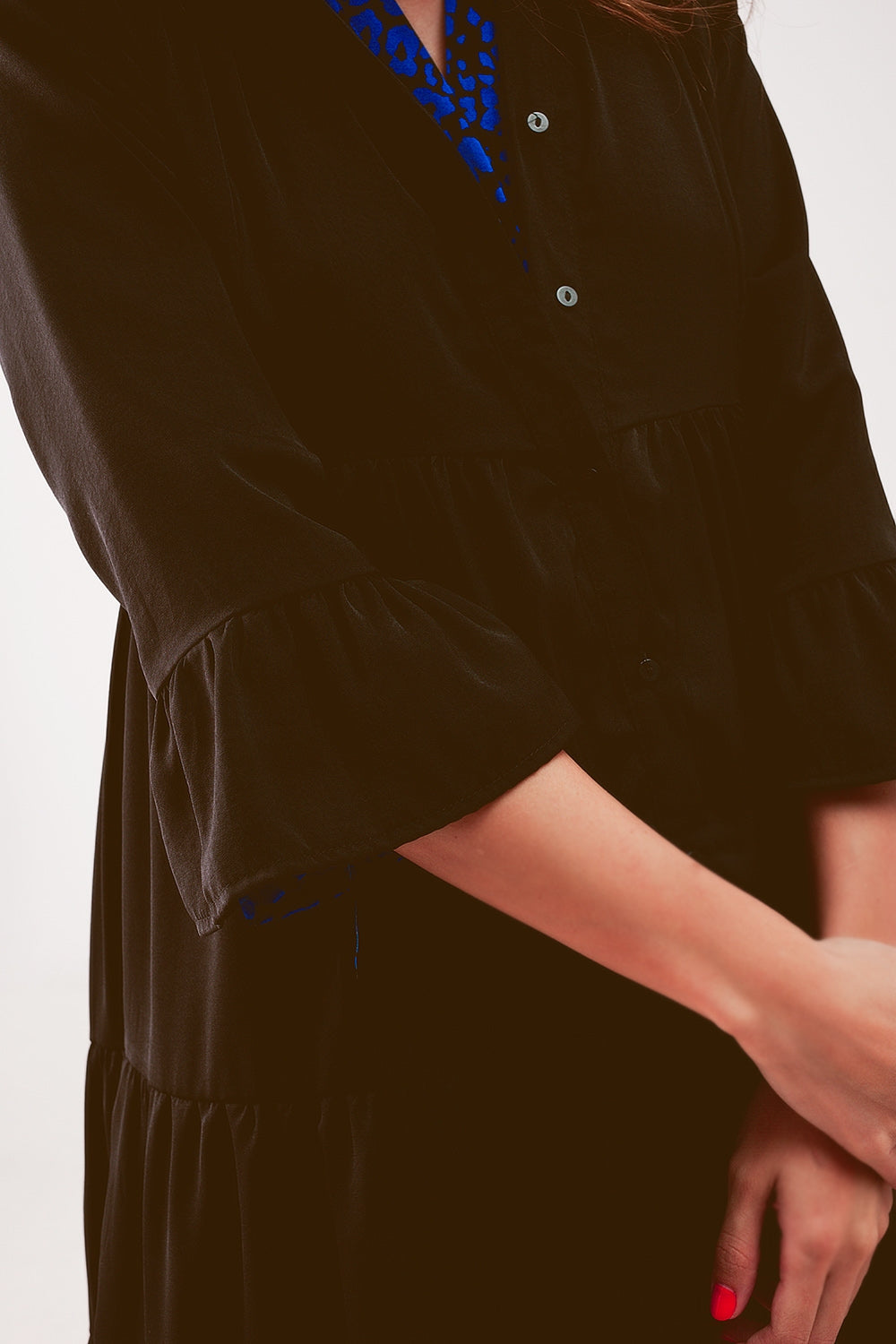 Vestido corto amplio con diseño escalonado en negro
