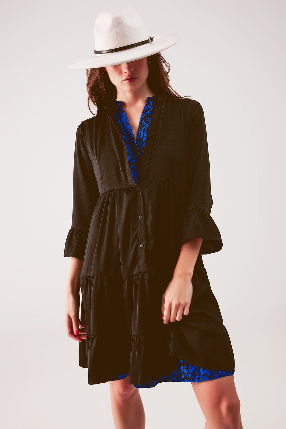 Vestido corto amplio con diseño escalonado en negro