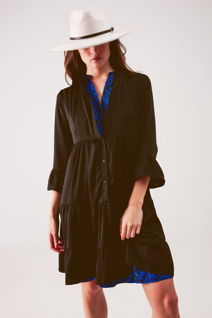 Vestido corto amplio con diseño escalonado en negro