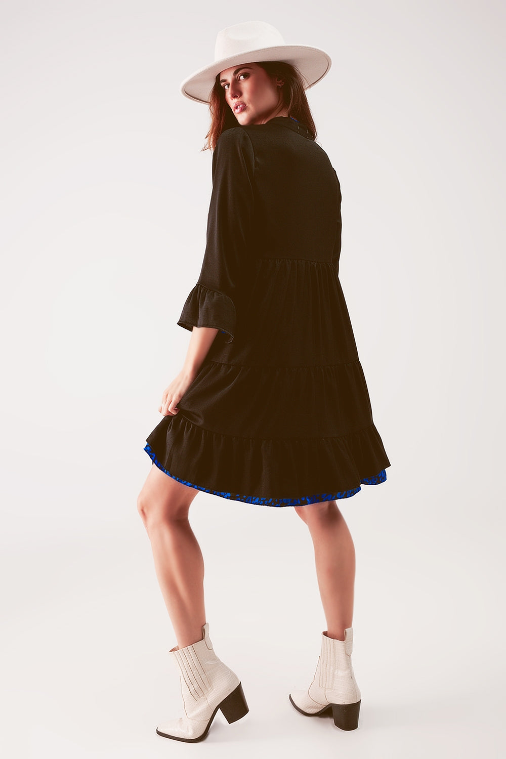 Vestido corto amplio con diseño escalonado en negro