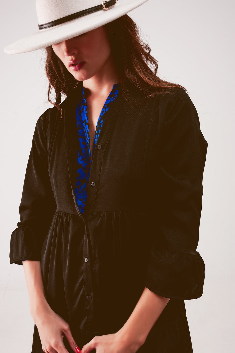 Vestido corto amplio con diseño escalonado en negro