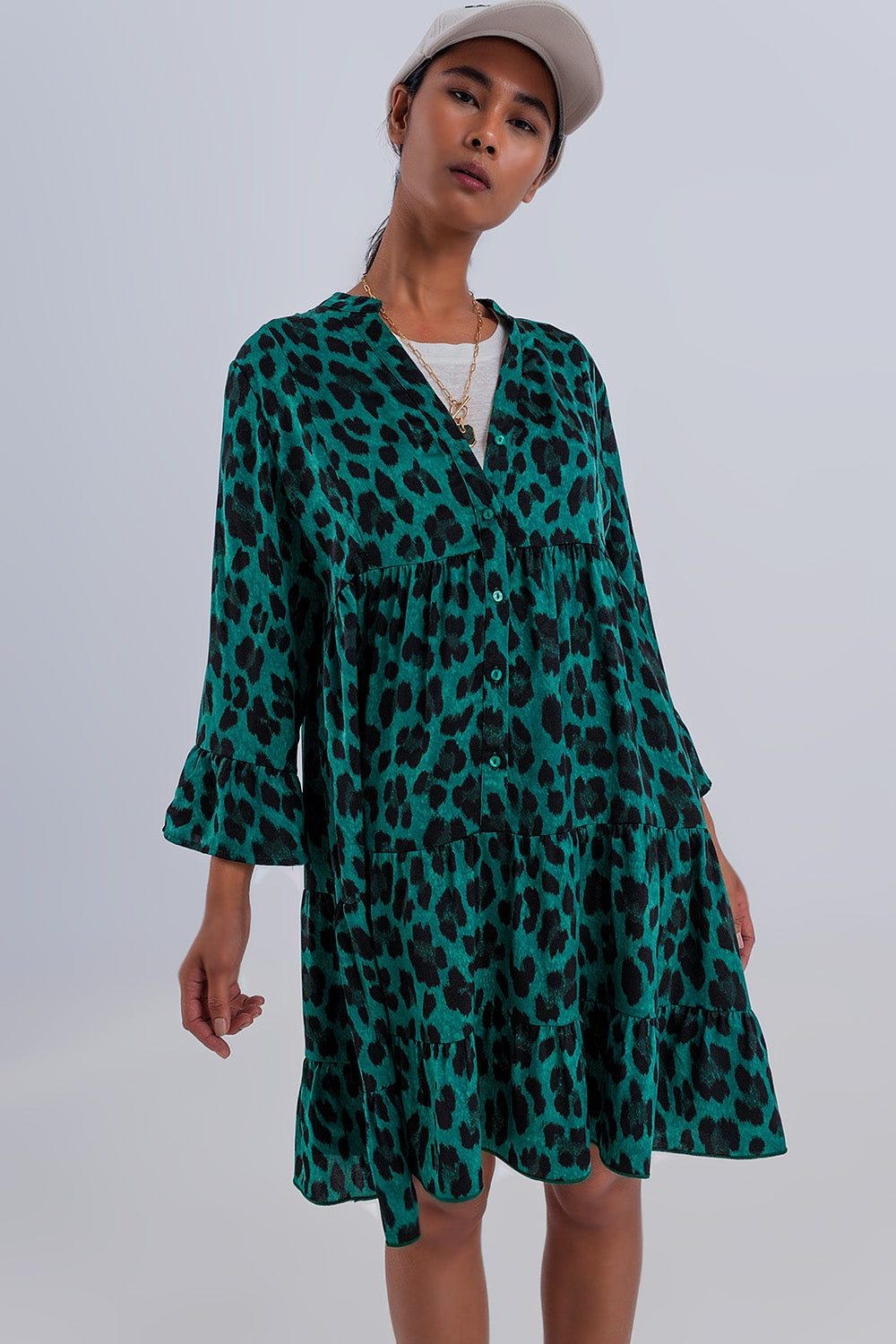 Vestido corto amplio con diseño escalonado y estampado animal verde