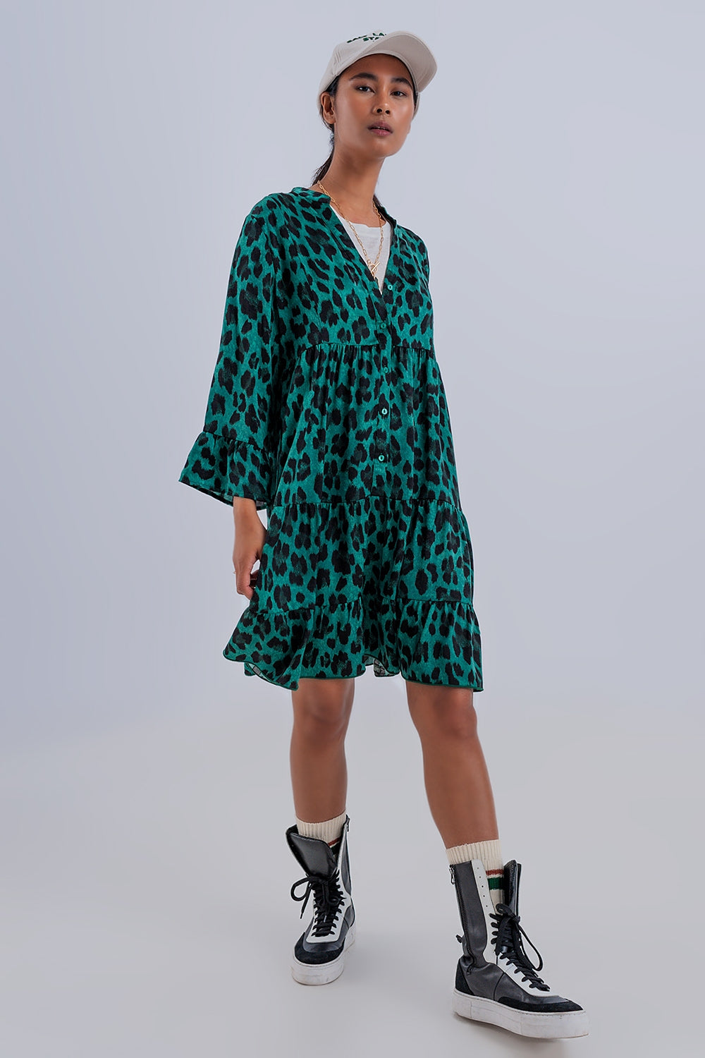 Vestido corto amplio con diseño escalonado y estampado animal verde