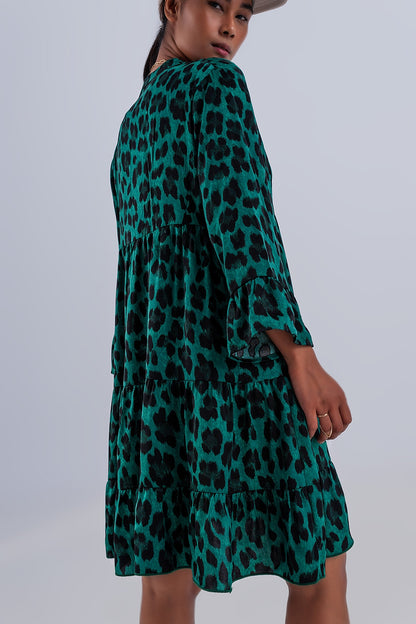 Vestido corto amplio con diseño escalonado y estampado animal verde