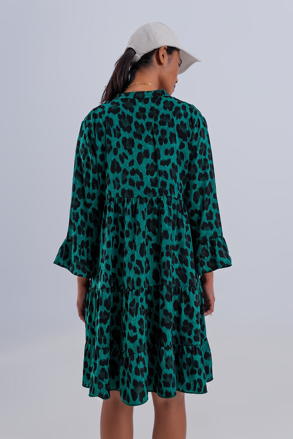 Vestido corto amplio con diseño escalonado y estampado animal verde