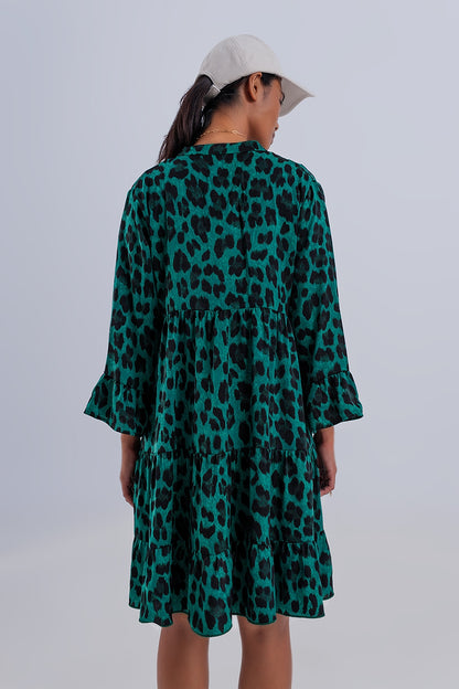 Vestido corto amplio con diseño escalonado y estampado animal verde