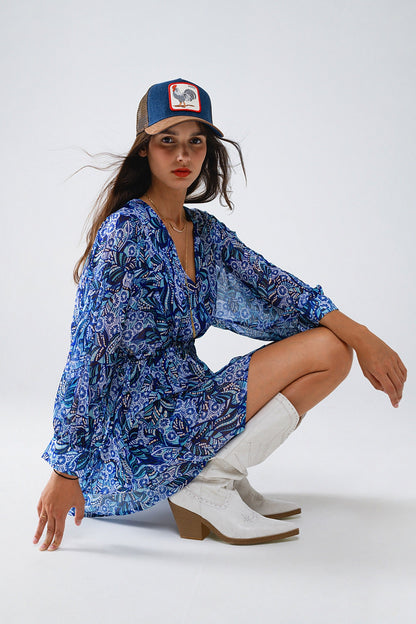Q2 Vestido corto azul con estampado abstracto y cintura ajustable