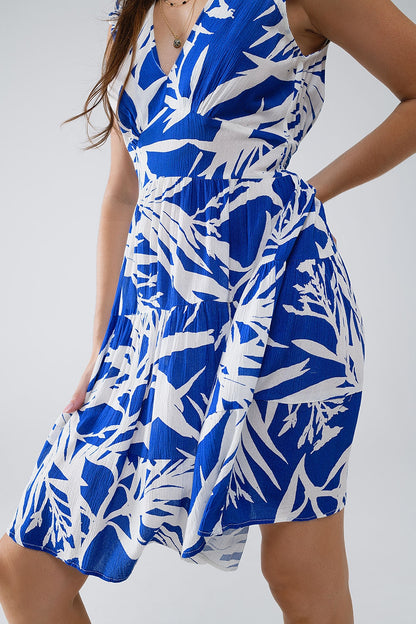 vestido corto azul con estampado tropical de palmeras