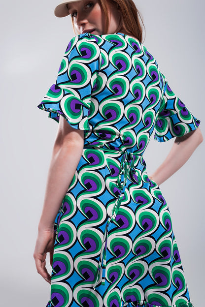 Vestido corto azul cruzado con volantes en el bajo y estampado estilo años 70