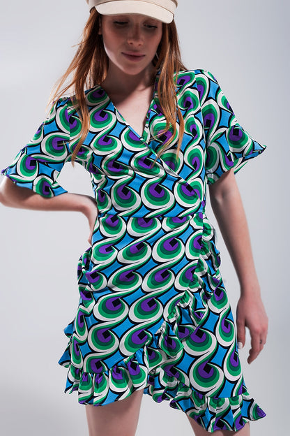 Vestido corto azul cruzado con volantes en el bajo y estampado estilo años 70