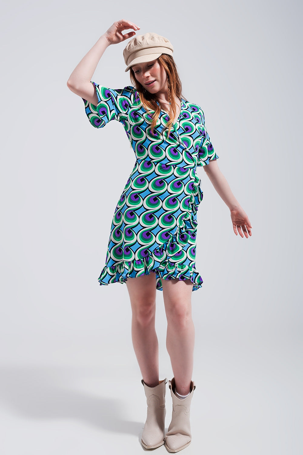 Vestido corto azul cruzado con volantes en el bajo y estampado estilo años 70
