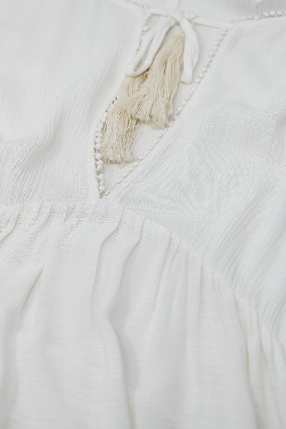 Vestido corto blanco boho con mangas largas y detalle fruncido