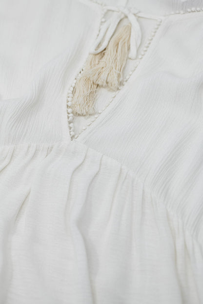 Vestido corto blanco boho con mangas largas y detalle fruncido