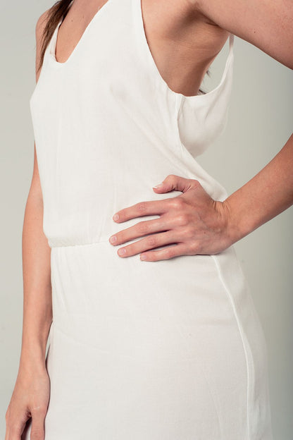Vestido corto blanco con detalle en la espalda