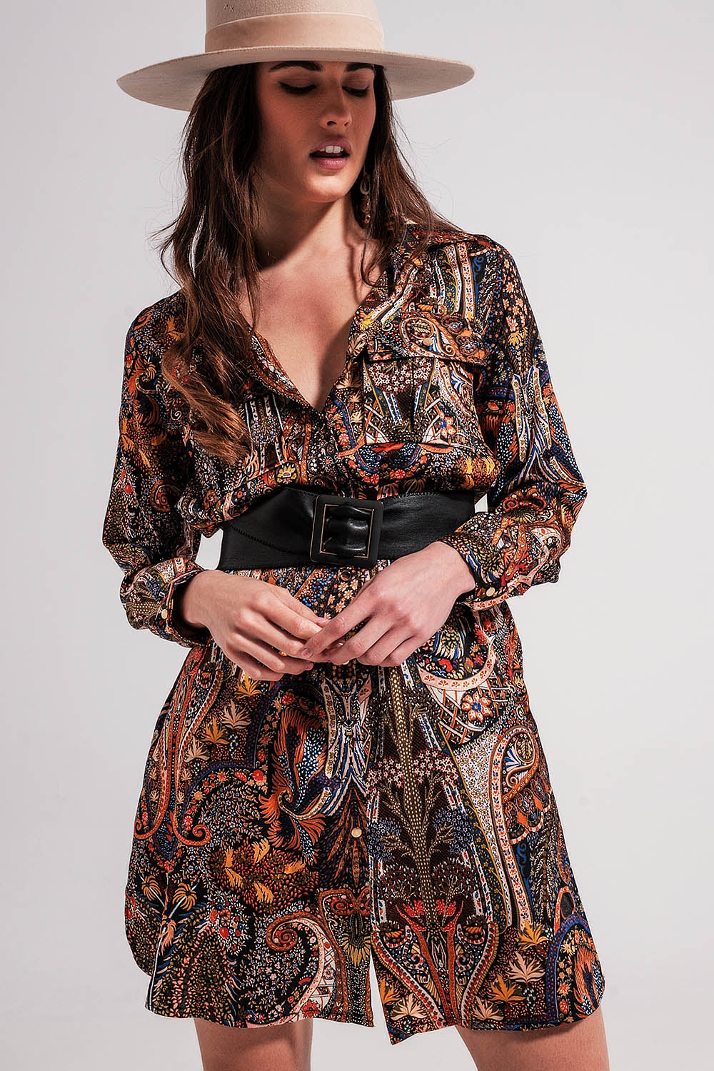 Vestido corto color negro de manga larga con estampado de cachemir