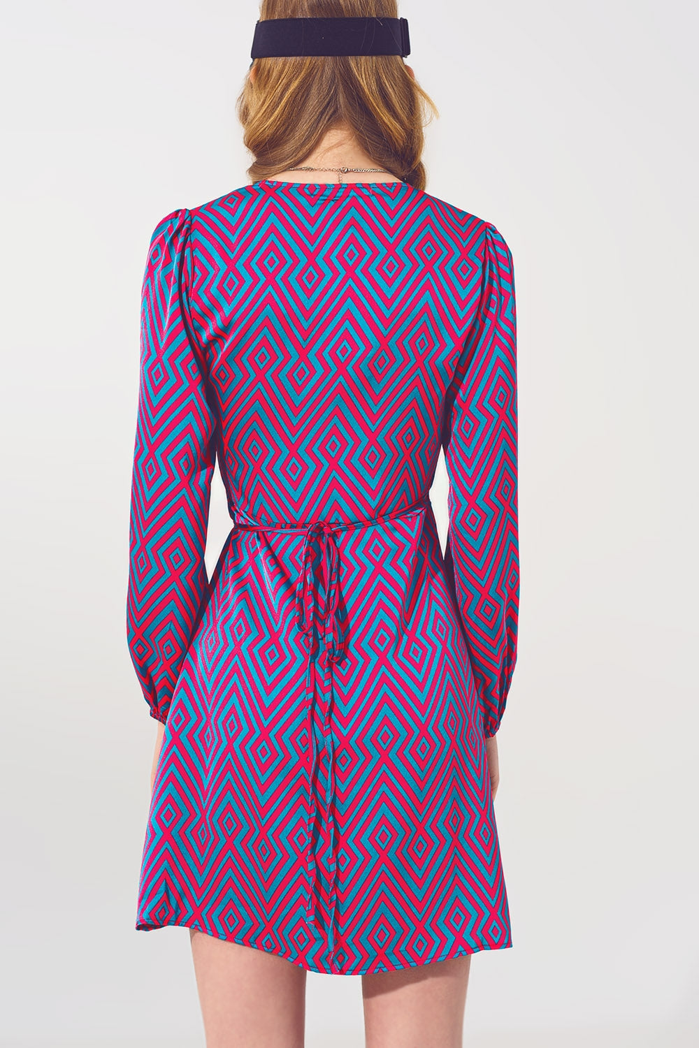 Vestido corto con cuello en V y estampado geométrico