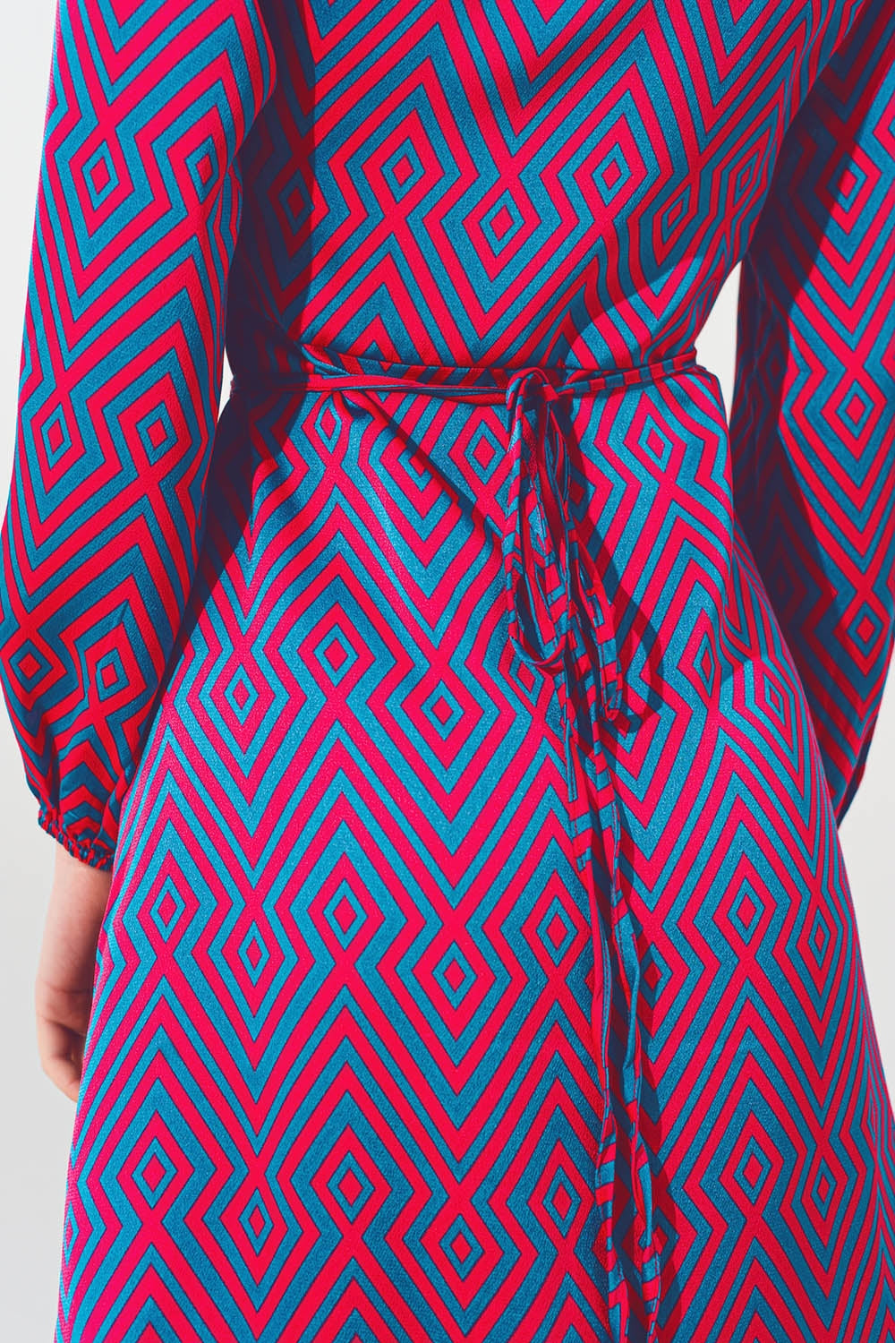 Vestido corto con cuello en V y estampado geométrico