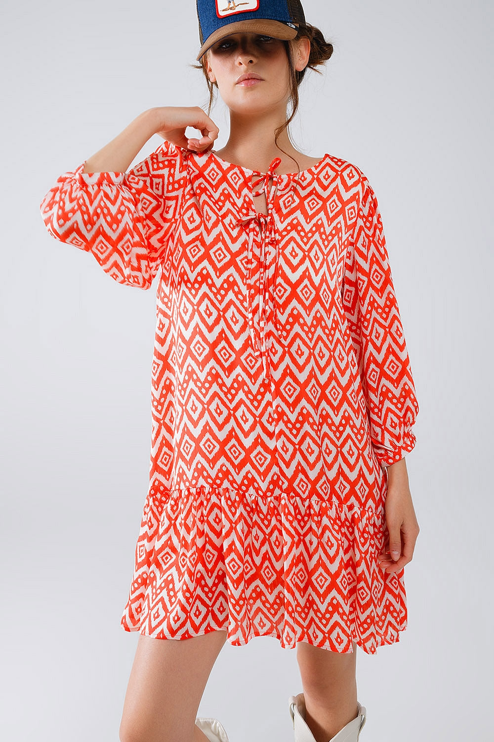 Vestido corto con detalle de lazo en la parte delantera en estampado étnico rojo