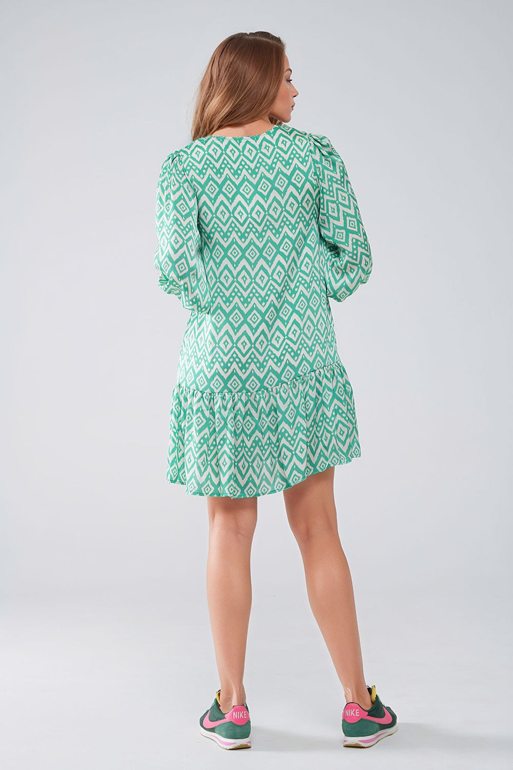 Vestido corto con detalle de lazo en la parte delantera en estampado étnico verde