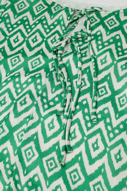 Vestido corto con detalle de lazo en la parte delantera en estampado étnico verde