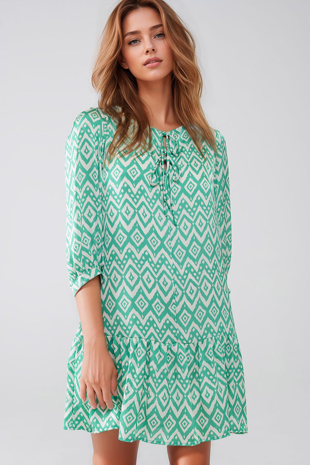 Vestido corto con detalle de lazo en la parte delantera en estampado étnico verde