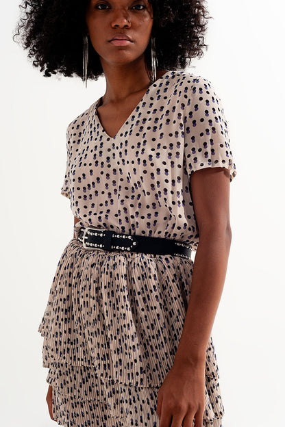 Vestido corto con diseño fruncido y sobrefalda en crema