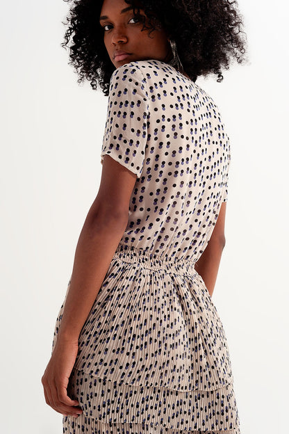 Vestido corto con diseño fruncido y sobrefalda en crema