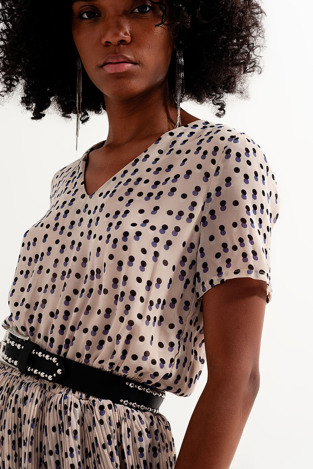 Vestido corto con diseño fruncido y sobrefalda en crema