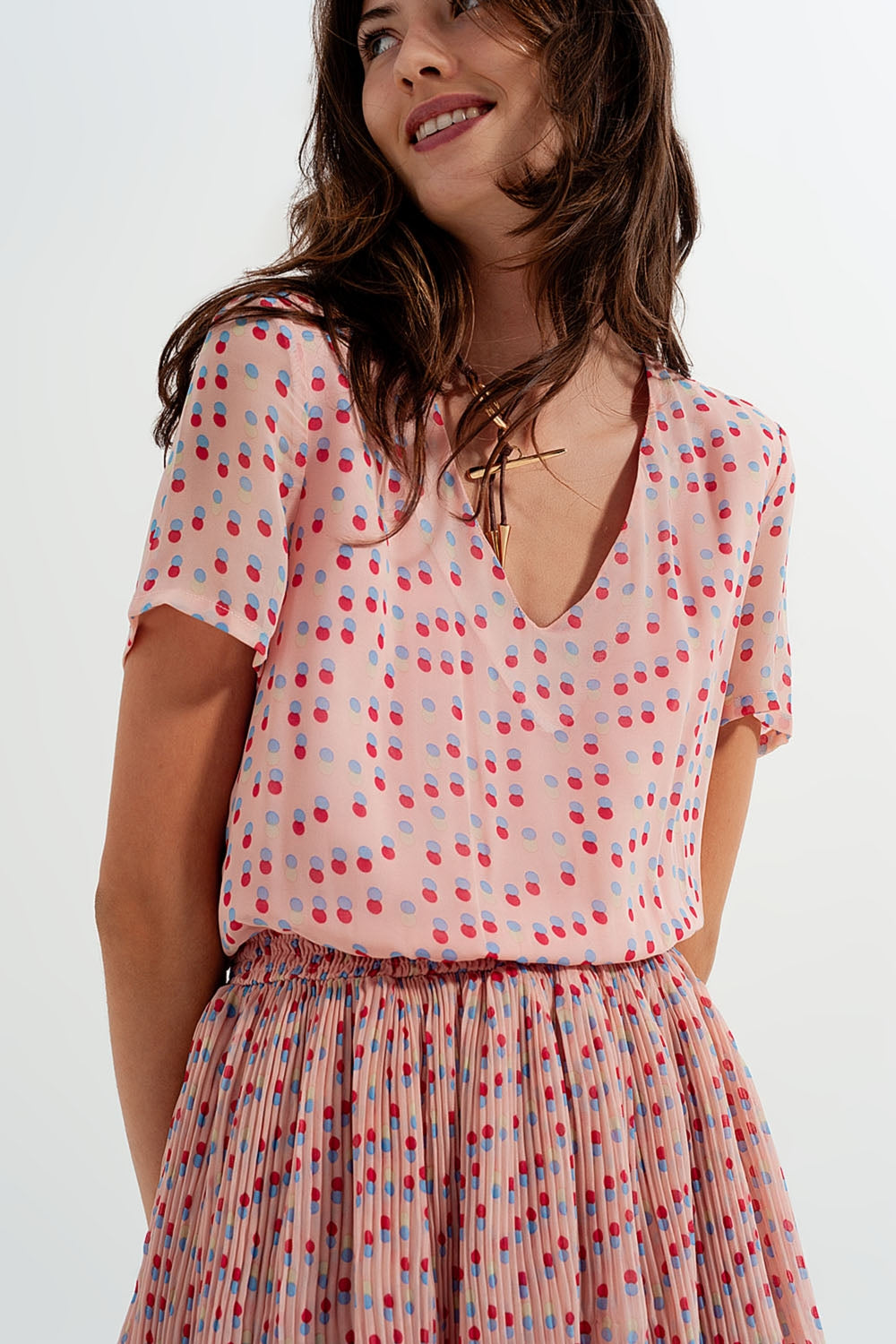 Vestido corto con diseño fruncido y sobrefalda en rosado