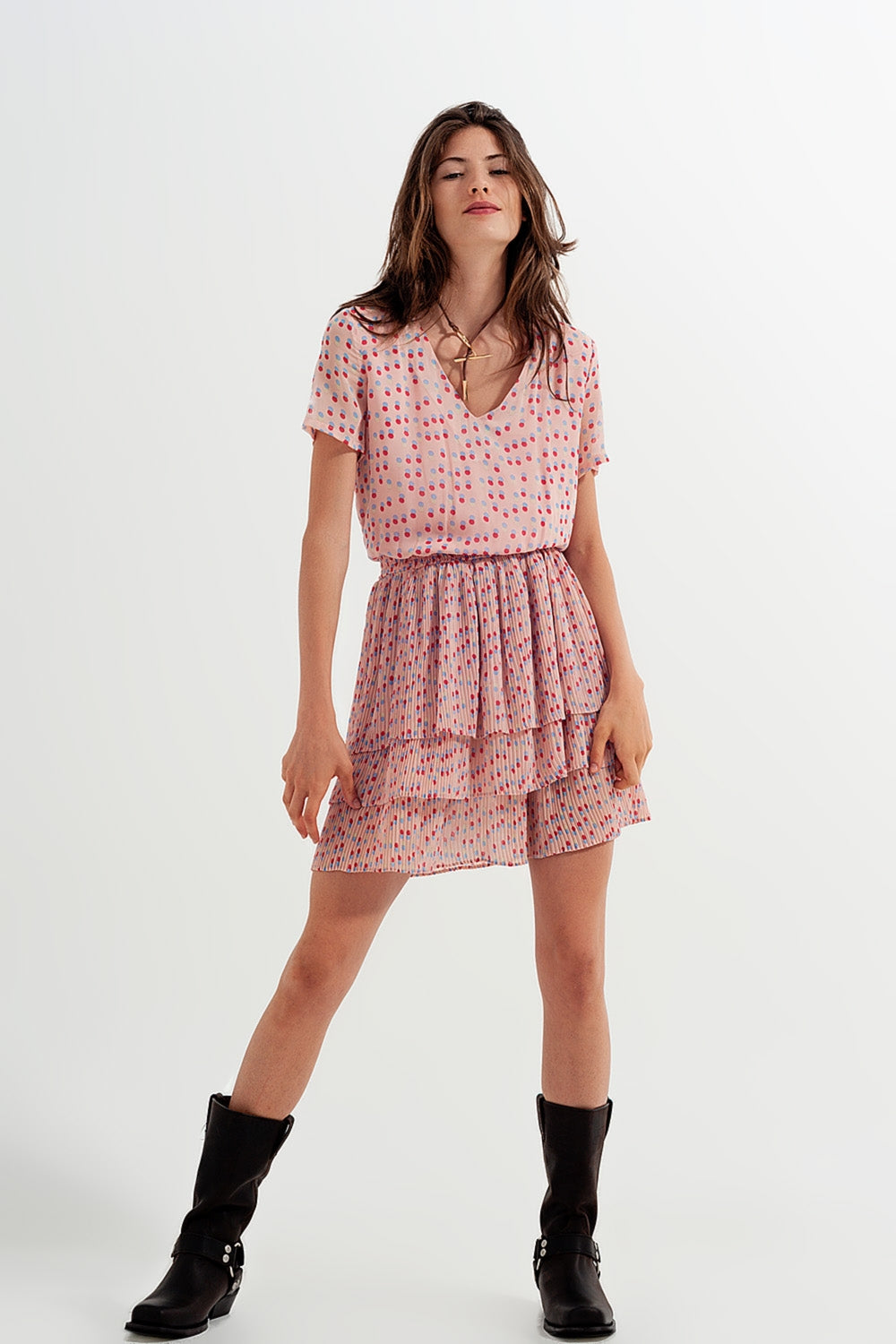 Vestido corto con diseño fruncido y sobrefalda en rosado