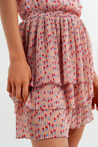 Vestido corto con diseño fruncido y sobrefalda en rosado