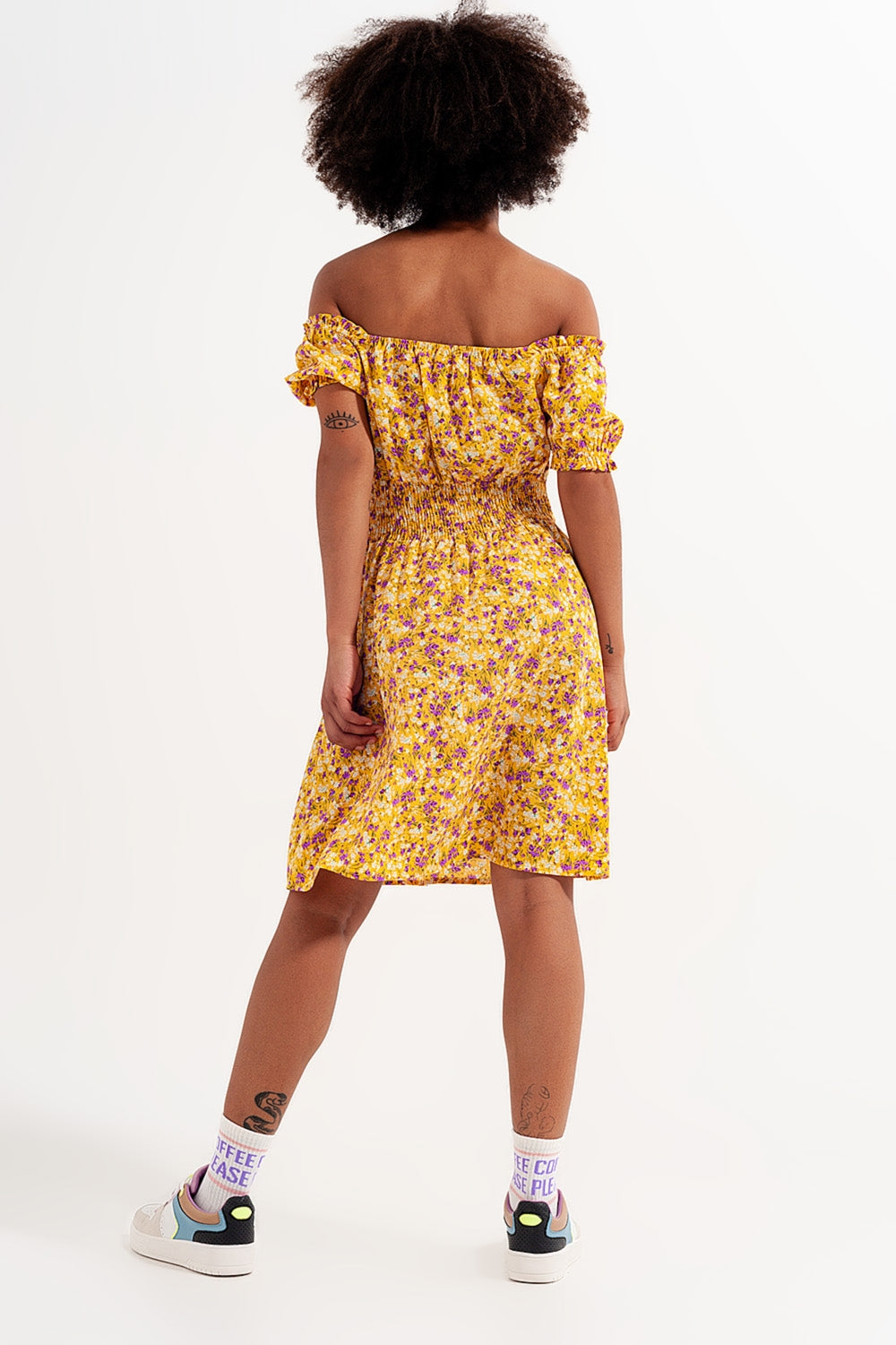 Vestido corto con escote Bardot detalle fruncido y volantes con estampado floral amarillo
