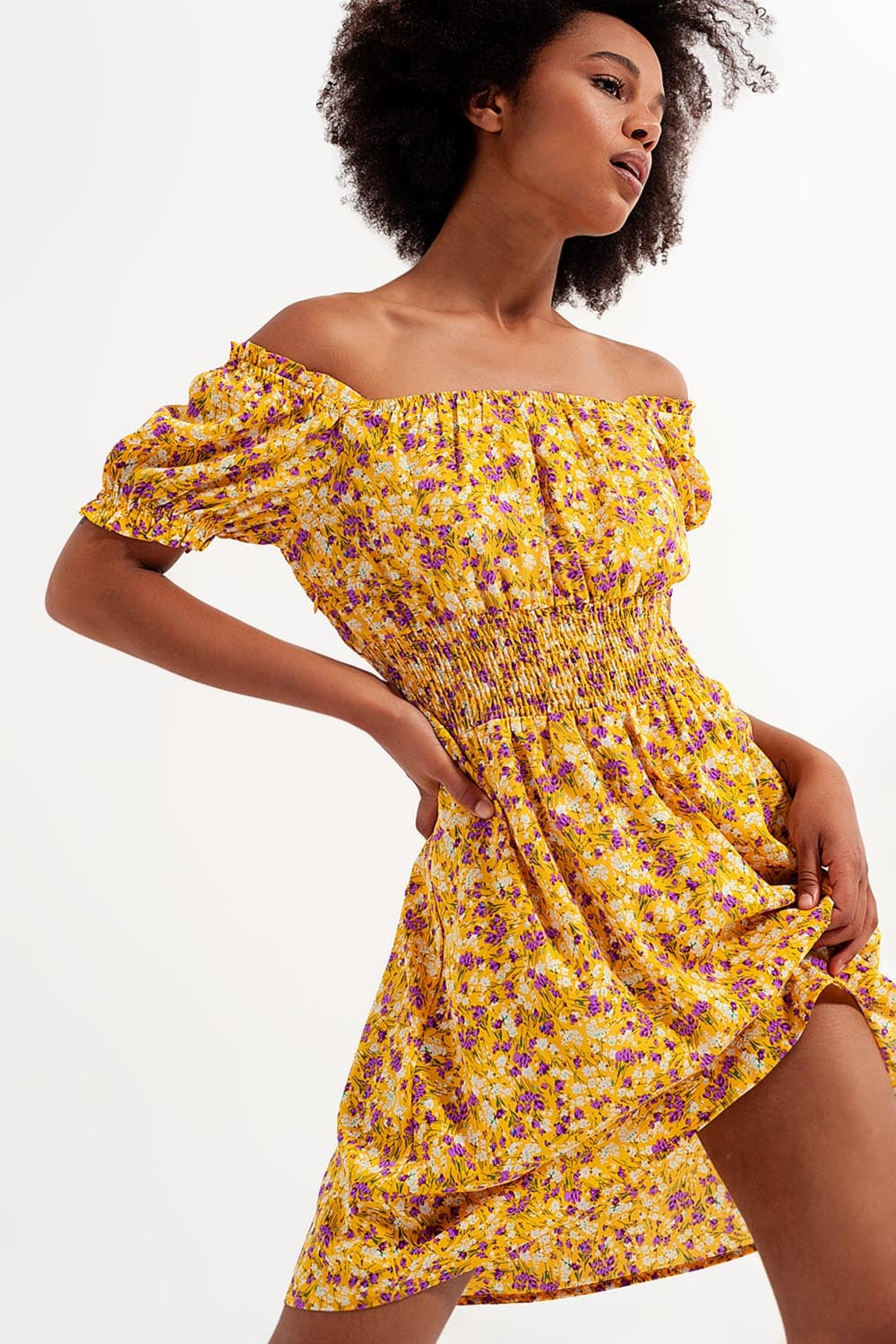 Vestido corto con escote Bardot detalle fruncido y volantes con estampado floral amarillo