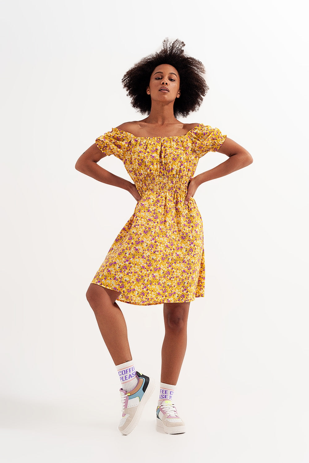 Vestido corto con escote Bardot detalle fruncido y volantes con estampado floral amarillo