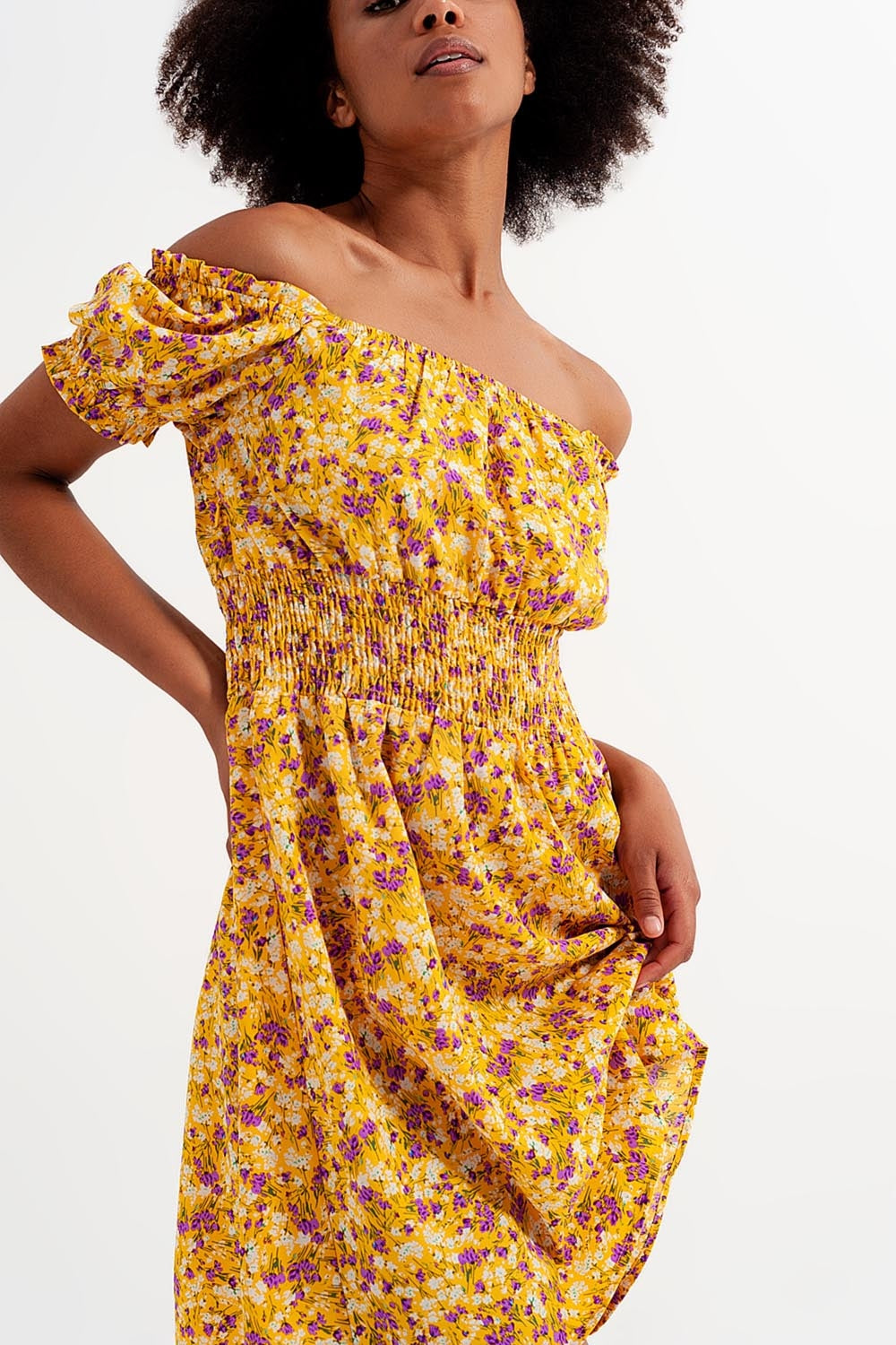 Vestido corto con escote Bardot detalle fruncido y volantes con estampado floral amarillo