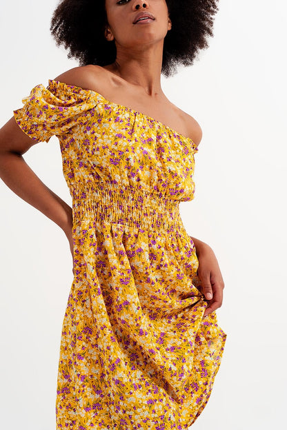 Vestido corto con escote Bardot detalle fruncido y volantes con estampado floral amarillo